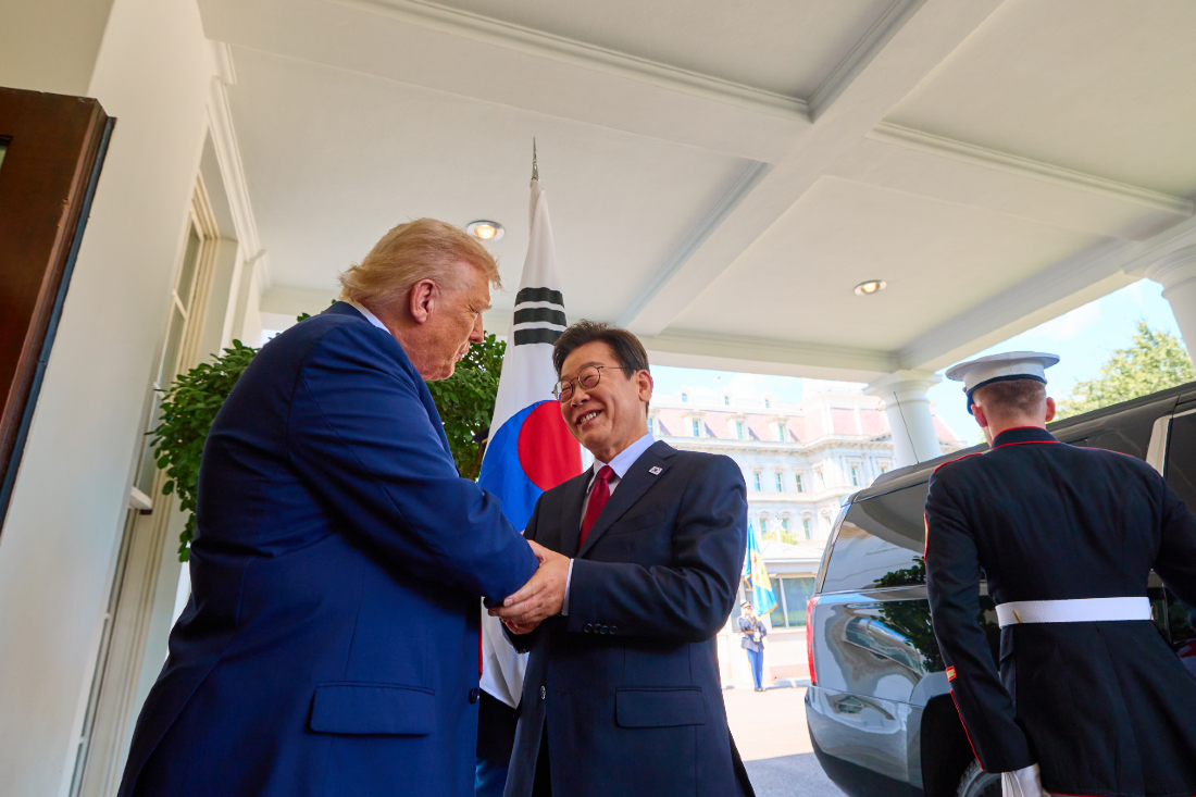 Le pr&eacute;sident Lee Jae Myung serre la main du pr&eacute;sident am&eacute;ricain Donald Trump, &agrave; la Maison Blanche, le 25 ao&ucirc;t 2025. &copy; Agence de presse Yonhap