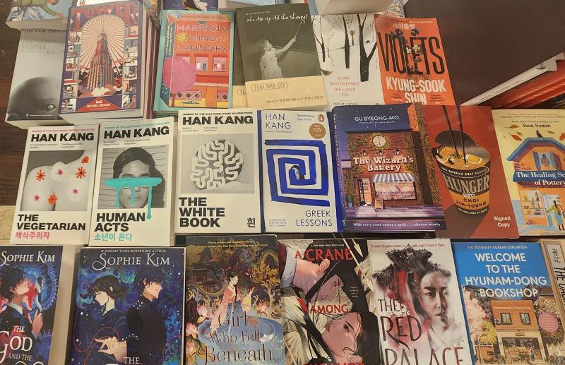 Des exemplaires de romans coréens en langue anglaise sur un étal de la librairie Kyobo de Gwanghwamun, dans le centre de Séoul, le 7 août 2025. © Lee Jihae / Korea.net