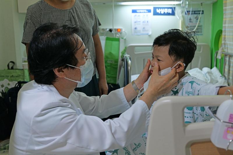 Un médecin du centre hospitalier universitaire de l’université nationale de Séoul examine un enfant venant d’être opéré, en septembre 2023. © Seoul National University Hospital