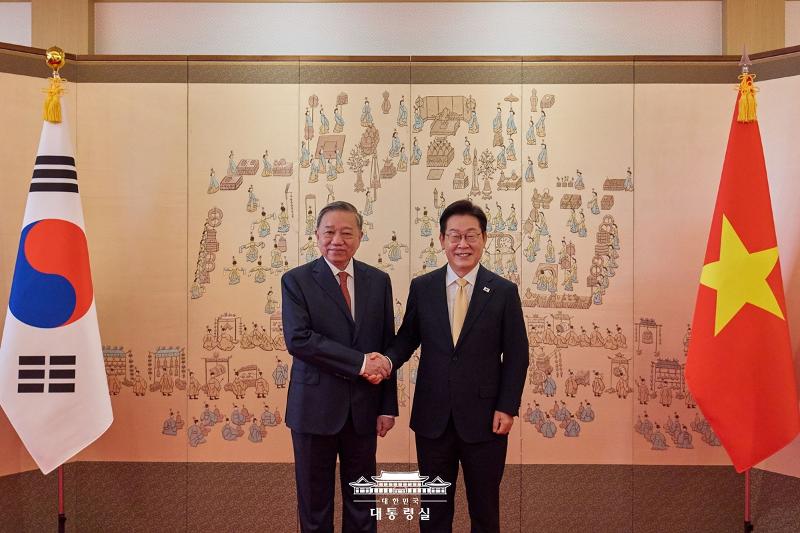 Le président Lee Jae Myung et le secrétaire général du Parti communiste vietnamien To Lam après leur rencontre au bureau présidentiel de Yongsan, à Séoul, le 11 août 2025. © Bureau présidentiel