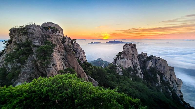Le sommet du mont Dobongsan, au nord-est de Séoul, culmine à 740 mètres. Il est aussi accessible via les villes d’Uijeongbu et de Yangju. © Office national du tourisme coréen