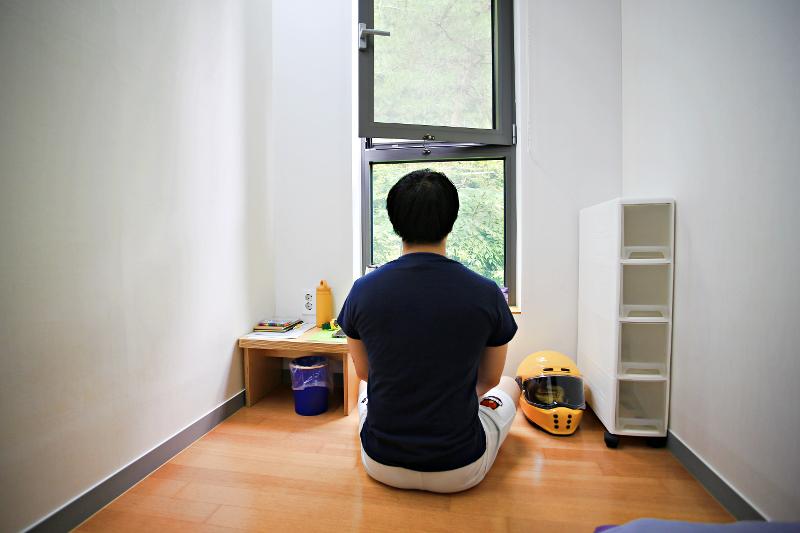 Le centre Happitory propose de faire l’expérience de l’introspection dans une petite pièce avec vue sur la forêt du compté d’Hongcheon, dans le Gangwon. © Office national du tourisme coréen