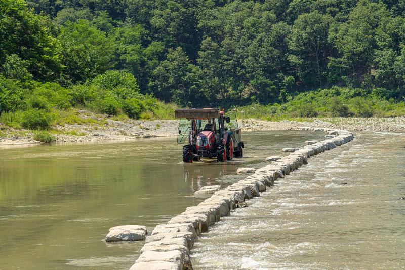 Le tracteur menant les voyageurs vers le village Menge traverse le fleuve Nakdonggang, à Andong, dans le Gyeongsang du Nord. © Office national du tourisme coréen