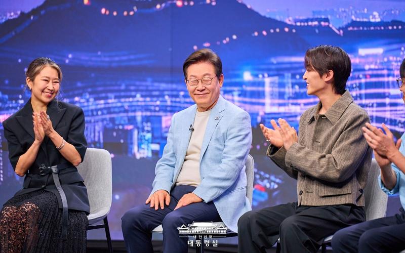 Le président Lee Jae Myung sur le plateau de l'émission « K-Pop: The Next Chapter » diffusée par Arirang TV, le 20 août 2025. © Bureau présidentiel