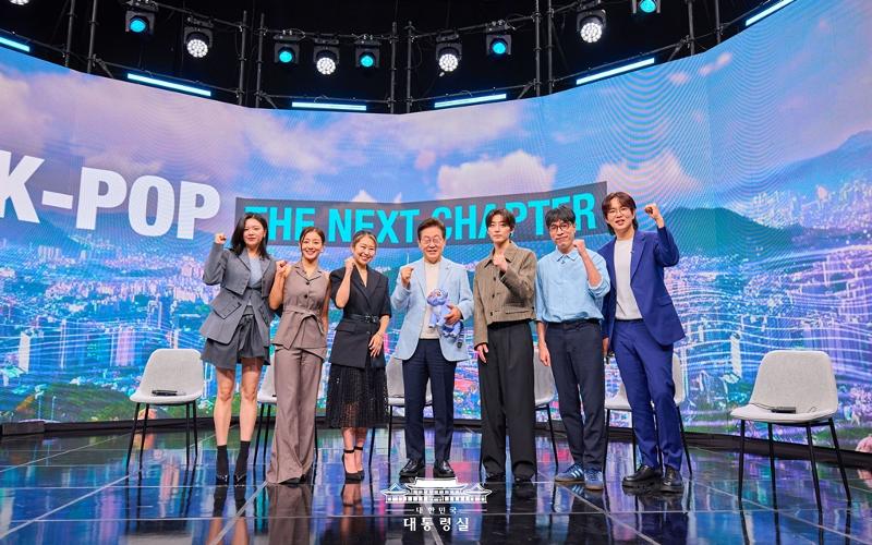 De gauche à droite : les membres du groupe de K-pop Twice Jeongyeon et Jihyo, la réalisatrice du film d’animation « KPop Demon Hunters » Maggie Kang, le président Lee Jae Myung, le producteur R.TEE, le critique musical Kim Yeong-dae et le chanteur Jang Sung-kyu. © Bureau présidentiel