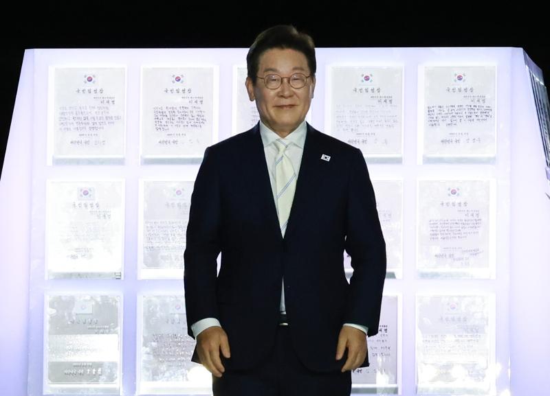 Le président Lee Jae Myung pendant la cérémonie de nomination citoyenne sur la place Gwanghwamun, à Séoul, le 15 août 2025. © Agence de presse Yonhap