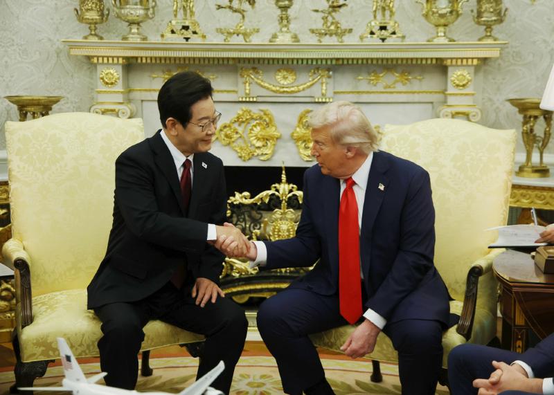 Le président Lee Jae Myung serre la main du président américain Donald Trump, à la Maison Blanche, le 25 août 2025. © Agence de presse Yonhap