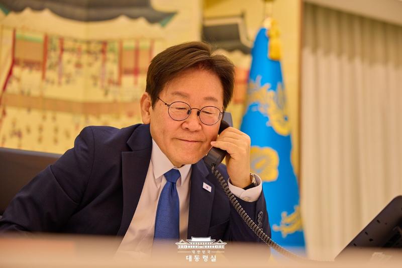 Le président Lee Jae Myung s’entretient avec le président du Tadjikistan, Emomali Rahmon, depuis le bureau présidentiel de Yongsan, à Séoul, le 28 août 2025. © Bureau présidentiel