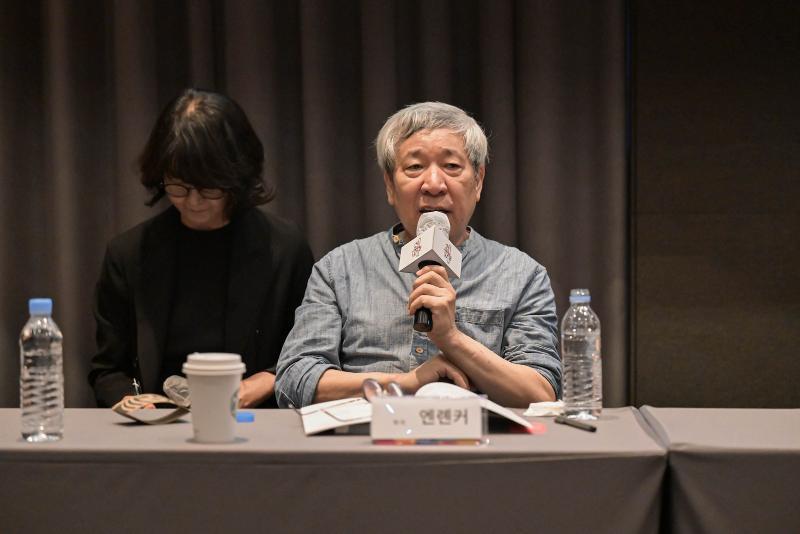 Le romancier chinois Yan Lianke lors de la conférence de presse pour l'ouverture du 14e Seoul International Writers Festival, à Séoul, le 11 septembre 2025. © Institut coréen de traduction littéraire