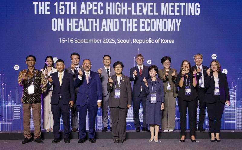 La ministre de la Santé et des Affaires sociales, Jeong Eun Kyeong, pose aux côtés des participants au dialogue de haut niveau sur la santé et l’économie de la Coopération économique Asie-Pacifique, à Séoul, le 15 septembre 2025. © Ministère de la Santé et des Affaires sociales