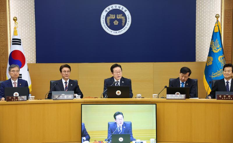 Le président Lee Jae Myung dirige une réunion des ministres au complexe gouvernemental de Sejong, le 16 septembre 2025. © Agence de presse Yonhap