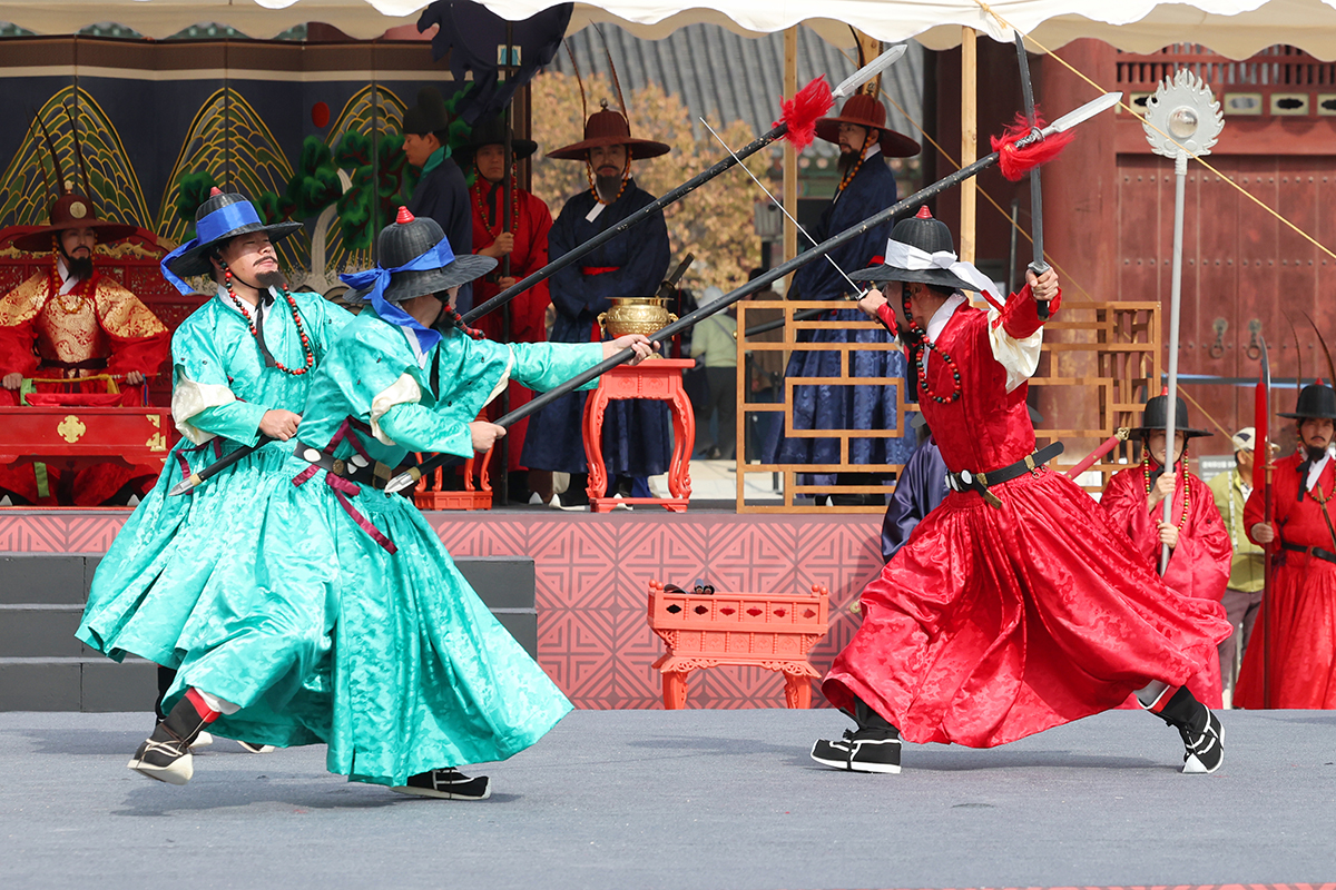 Une reconstitution du passage en revue des gardes royaux de Joseon se déroule au palais Gyeongbokgung, à Séoul, le 31 octobre 2025.