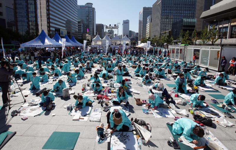 Un concours de calligraphie se déroule sur la place Gwanghwamun, à Séoul, le 9 octobre 2025. © Korea.net DB