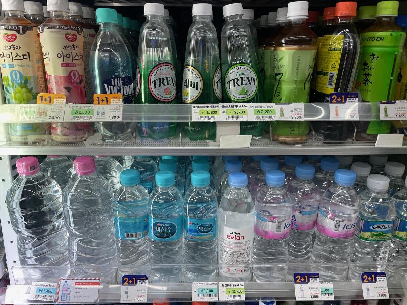 Des bouteilles en plastique dans une supérette de Séoul, le 13 octobre 2025. © Kim Seon Ah / Korea.net