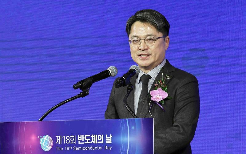 Le vice-ministre Moon Shin-hak s’exprime lors de la 18e Journée des semi-conducteurs à l’hôtel Grand InterContinental Seoul, le 22 octobre 2025. © Ministère du Commerce et de l’Industrie