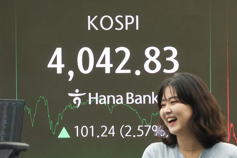 Un écran géant affiche l’indice KOSPI à 4 042,83 points dans une salle des marchés de la Hana Bank à Séoul, le 27 octobre 2025. © Agence de presse Yonhap