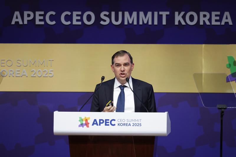 Matt Garman, chef d’Amazon Web Services, prend la parole lors du CEO Summit au Gyeongju Arts Center, le 29 octobre 2025. © Agence de presse Yonhap 