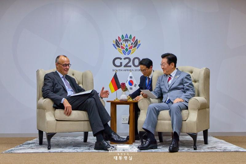 Le président Lee Jae Myung et le chancelier allemand Friedrich Merz en marge du sommet du G20, au Johannesburg Expo Centre, le 22 novembre 2025. © Bureau présidentiel de la République de Corée