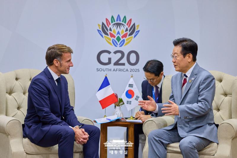 Le président Lee Jae Myung et son homologue français Emmanuel Macron se sont entretenus en marge du sommet du G20, au Johannesburg Expo Centre, le 22 novembre 2025. © Bureau présidentiel de la République de Corée