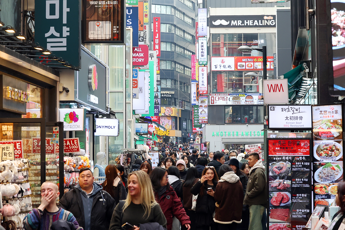 Des visiteurs internationaux animent les rues de Myongdong, à Séoul, le 10 décembre 2025. © Lee Jeong Woo / Korea.net