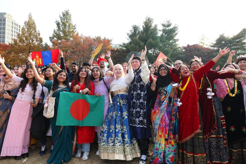 Des étudiants étrangers participent au Ajou International Day 2025 de l’université d’Ajou, à Suwon, le 6 novembre 2025. © Lee Jeong Woo / Korea.net