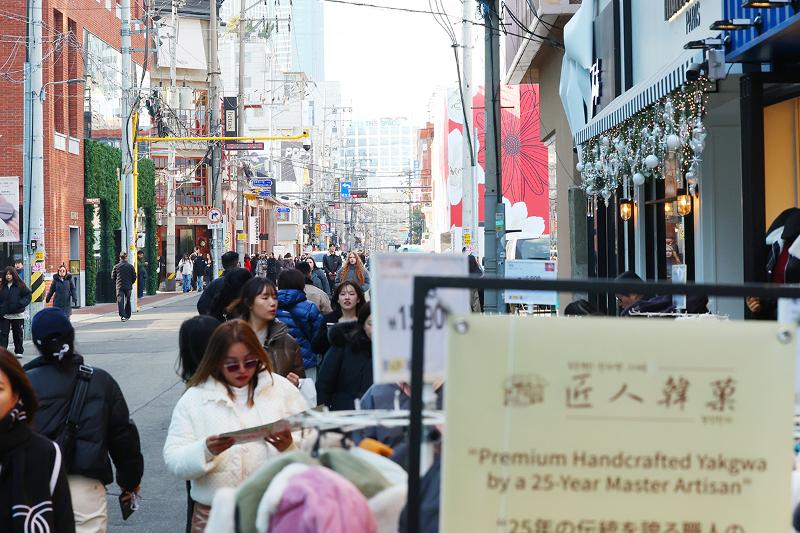 Des touristes affluent dans une rue de Seongsu-dong, à Séoul, le 9 décembre 2025. © Lee Jeong Woo / Korea.net