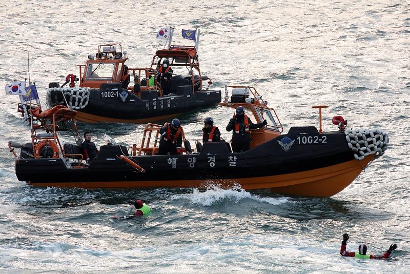 Des équipes de secours effectuent un exercice de sauvetage près du port d'Incheon, le 25 novembre 2025. © Ministère de l'Intérieur et de la Sécurité