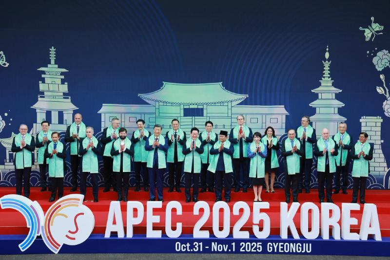 Les chefs d’État et de gouvernement membres de la Coopération économique Asie-Pacifique (APEC) posent à Gyeongju, le 1er novembre 2025. © Agence de presse Yonhap
