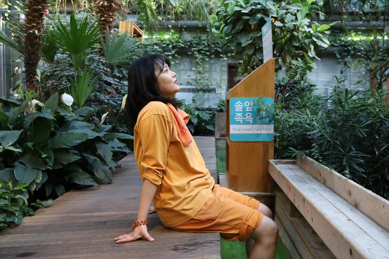 Une femme profite d&rsquo;un bain de pieds aux aiguilles de pin, &agrave; Yangpyeong, dans le Gyeonggi. &copy; Office national du tourisme cor&eacute;en