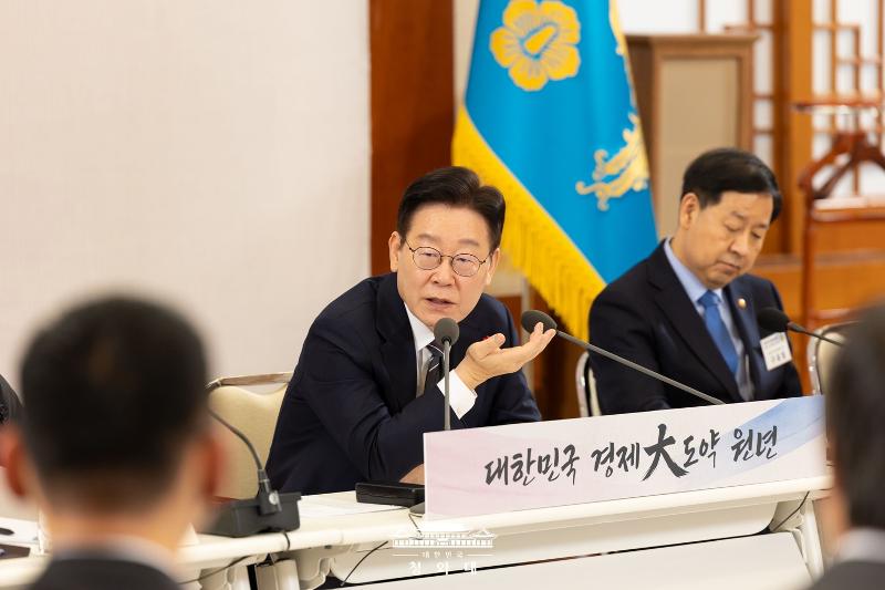Le pr&eacute;sident Lee Jae Myung lors d&rsquo;une r&eacute;union d&rsquo;information sur les strat&eacute;gies gouvernementales en mati&egrave;re de croissance &eacute;conomique pour 2026, &agrave; Cheong Wa Dae, le 9 janvier 2026. &copy; Cheong Wa Dae