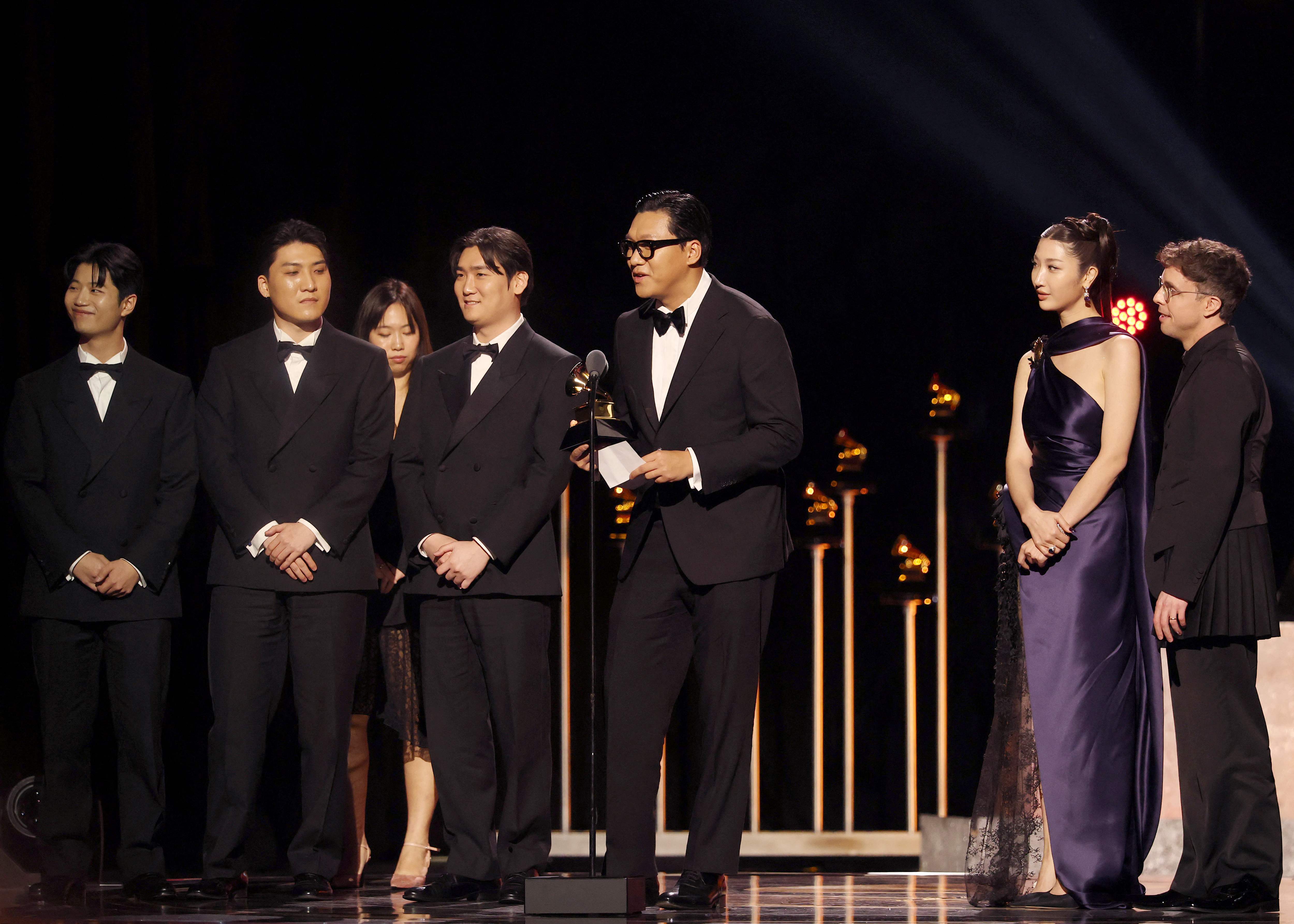 Les compositeurs de « Golden » reçoivent le Grammy de meilleure chanson écrite pour un support visuel, lors de la 68e cérémonie des Grammy Awards, à Los Angeles, le 1er février 2026. © Agence de presse Yonhap