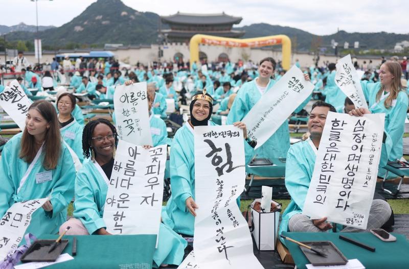 Les participants &agrave; un concours d&rsquo;&eacute;criture en hangeul, sur la place Gwanghwamun, &agrave; S&eacute;oul, le 9 octobre 2025. &copy; Agence de presse Yonhap
