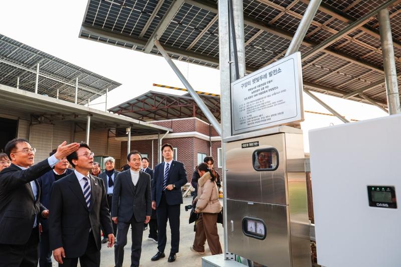 Le Premier ministre Kim Min-seok (deuxième à gauche) visite la centrale solaire photovoltaïque de Guyang-ri, à Yeoju, dans le Gyeonggi, le 20 novembre 2025. © Blog Naver du Secrétariat du Premier ministre