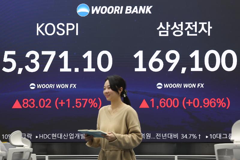 Un &eacute;cran de la Woori Bank affiche l&rsquo;indice de r&eacute;f&eacute;rence de la Bourse de S&eacute;oul, le KOSPI, &agrave; 5 371,1 points, le 4 f&eacute;vrier 2026. &copy; Agence de presse Yonhap