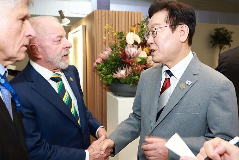 Les pr&eacute;sidents Luiz In&aacute;cio Lula da Silva et Lee Jae Myung &eacute;changent une poign&eacute;e de main en marge du sommet du G20, organis&eacute; &agrave; Johannesburg, en Afrique du Sud, le 22 novembre 2025. &copy; G20 South Africa 2025