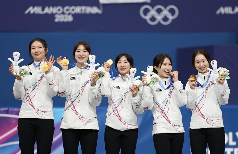 De gauche &agrave; droite : Shim Sukhee, Noh Dohee, Lee Soyeon, Kim Gilli et Choi Minjeong. &copy; Agence de presse Yonhap