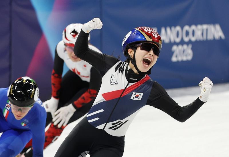 La derni&egrave;re patineuse du relais f&eacute;minin sur 3 000 m de patinage de vitesse sur piste courte, Kim Gilli, explose de joie sur la glace de la Milano Ice Skating Arena, le 18 f&eacute;vrier 2026. &copy; Agence de presse Yonhap