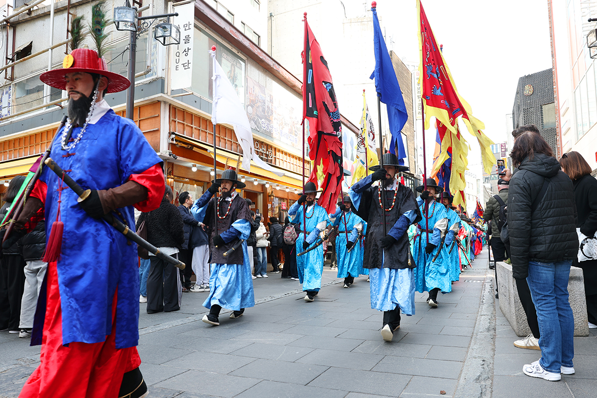 Une reconstitution de la patrouille des gardiens des palais &agrave; l&rsquo;&eacute;poque de Joseon se d&eacute;roule dans la rue principale du quartier d&rsquo;Insadong, &agrave; S&eacute;oul, le 8 mars 2026.