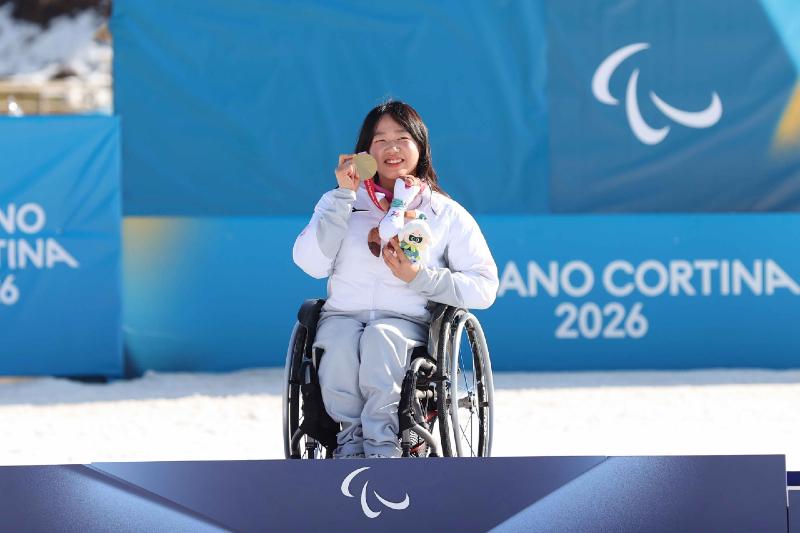 Kim Yunji pose avec sa m&eacute;daille d&rsquo;or en para biathlon aux Jeux paralympiques de Milan-Cortina 2026, au stade de fond de Lago di Tesero, le 8 mars 2026. &copy; Comit&eacute; paralympique cor&eacute;en