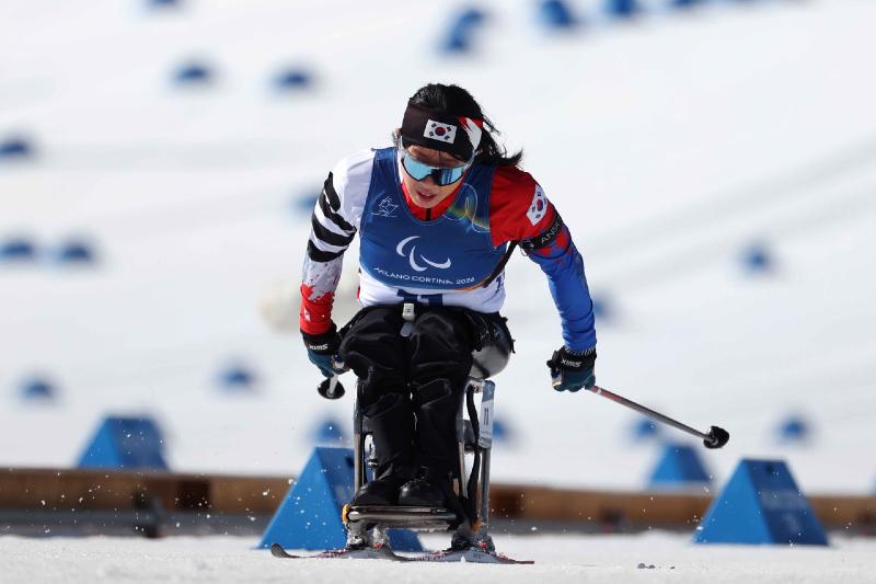 Kim Yunji lors de l&rsquo;&eacute;preuve de biathlon assis des Jeux paralympiques de Milan-Cortina 2026, au stade de fond de Lago di Tesero, le 8 mars 2026. &copy; Comit&eacute; paralympique cor&eacute;en