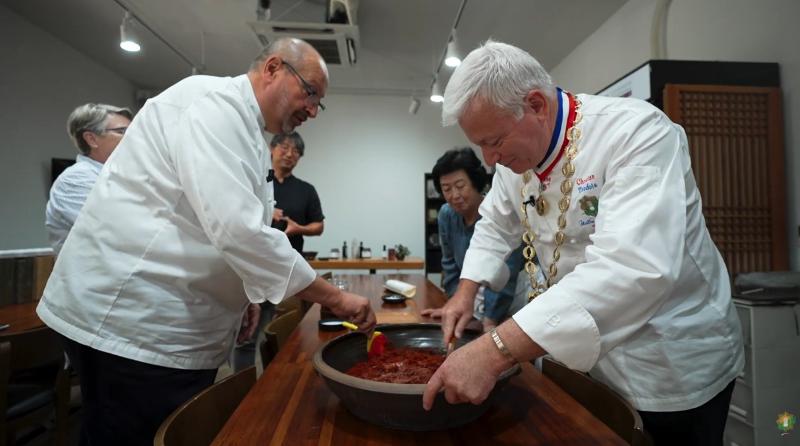 Deux chefs cuisiniers de l&rsquo;association des Ma&icirc;tres Cuisiniers de France go&ucirc;tent une sauce piment&eacute;e cor&eacute;enne. &copy; Province du Jeollanam-do