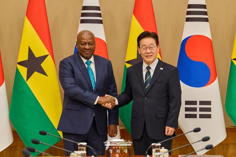 Le pr&eacute;sident Lee Jae Myung et son homologue ghann&eacute;en John Mahama lors de leur rencontre au complexe pr&eacute;sidentiel de Cheong Wa Dae, &agrave; S&eacute;oul, le 11 mars 2026. &copy; Comit&eacute; olympique cor&eacute;en