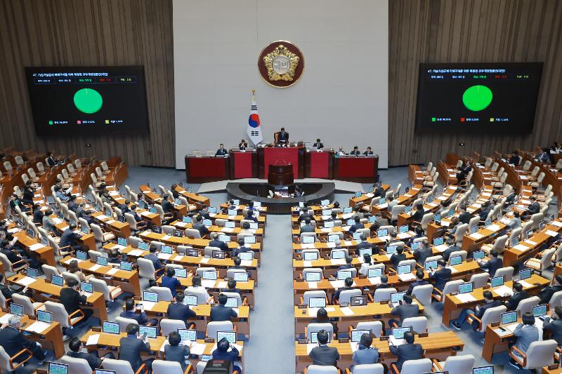 Les d&eacute;put&eacute;s r&eacute;unis en session pl&eacute;ni&egrave;re &agrave; l&rsquo;Assembl&eacute;e nationale, &agrave; S&eacute;oul, le 12 mars 2026. &copy; Agence de presse Yonhap