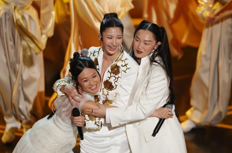 Rei Ami, Ejae et Audrey Nuna enlac&eacute;es sur la sc&egrave;ne de la 98ᵉ c&eacute;r&eacute;monie des Oscars, &agrave; Los Angeles, le 15 mars 2026. &copy; Agence de presse Yonhap