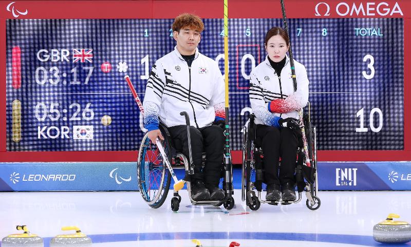 Les para curleurs Lee Yongsuk (à gauche) et Baek Hyejin lors de leur match en phase de poule face au Royaume-Uni, le 6 mars 2026. Le duo coréen sortira victorieux sur le score de 14 à 3. © Comité paralympique coréen