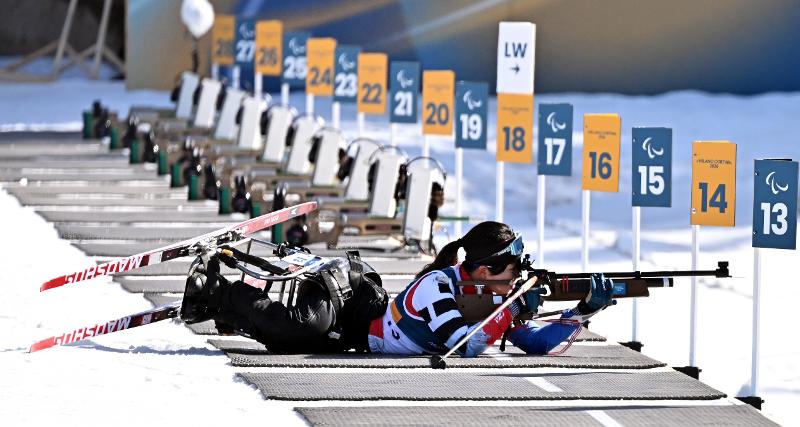 Kim Yunji prend son tir lors de l’épreuve de para biathlon sprint assis (7,5 km), à Tesero, le 7 mars 2026. La jeune athlète de 19 ans termine à la 4e place. © Comité paralympique coréen