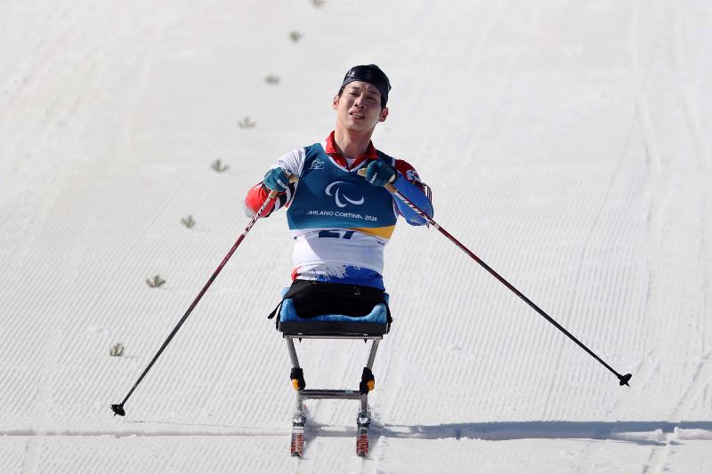 Won Yoomin s’élance sur le parcours du sprint assis en para biathlon, à Tesero, le 7 mars 2026. © Comité paralympique coréen