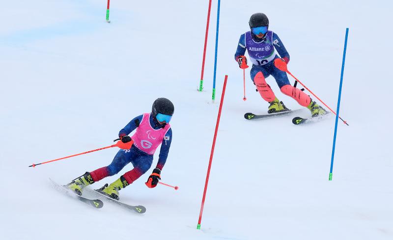 Choi Sara (à droite) dévale la piste de Tofane lors du combiné alpin pour déficients visuels, guidée par Eo Eunmi, le 14 mars 2026. © Comité paralympique coréen