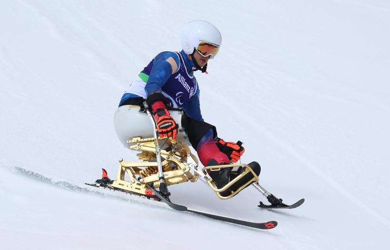 Lee Hwankyung négocie sa descente lors de l’épreuve de slalom géant assis sur la piste de Tofane, le 13 mars 2026. © Comité paralympique coréen