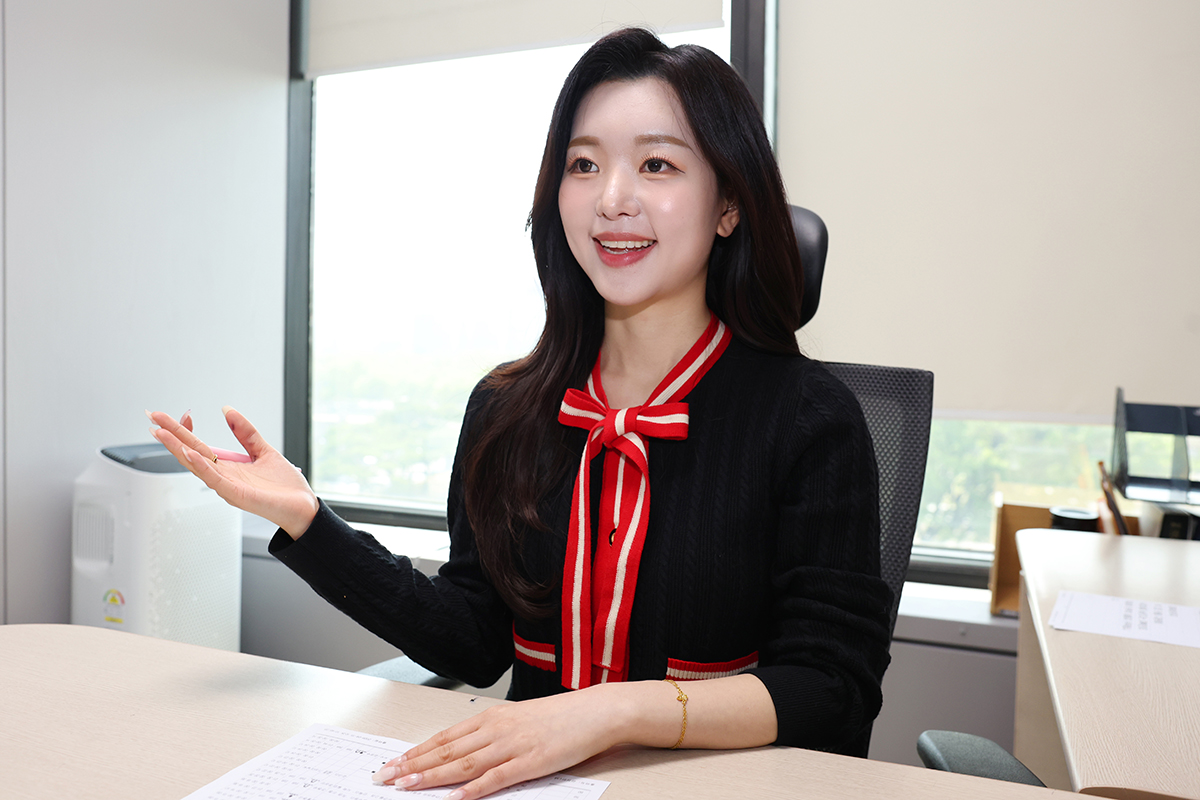 Roh Hee-ji lors de son interview avec Korea.net dans les studios de KBS News, à Séoul, le 15 avril 2026. © Lee Jeong Woo / Korea.net